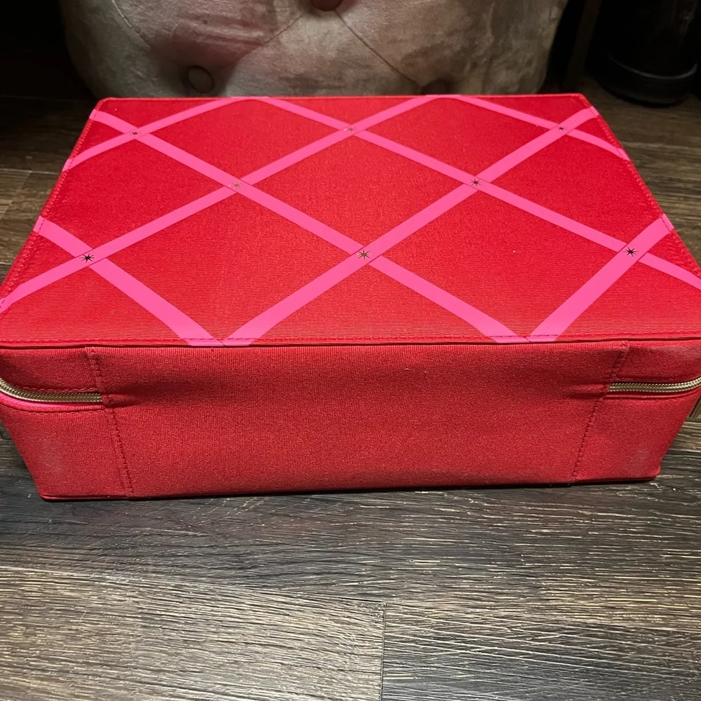 Estée Lauder Limited Edition 2021 Christmas gift Train Case.